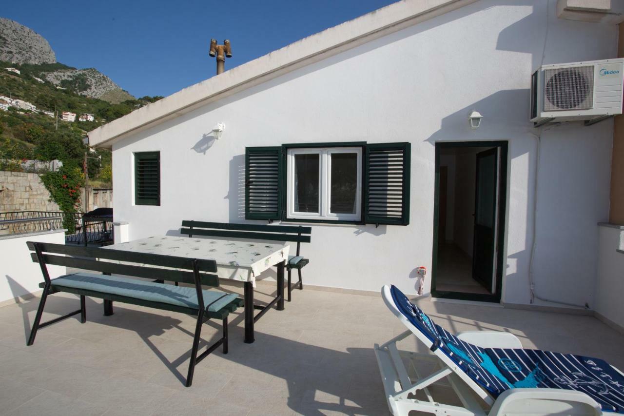 Apartment Lelas Omis